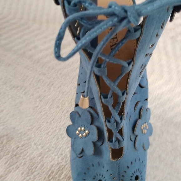 JUSTFAB HEEL SHOES, BLUE COLOR, FLORAL DESIGN, FRONT LACES. - Picture 10 of 12